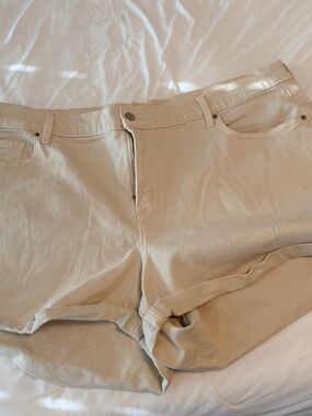 Old Navy Women’s Pius Size High-Rise Casual Shorts